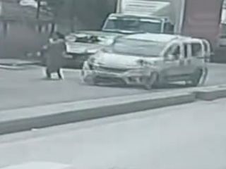 İstanbul Esenler'de çocuğu ezmemek için manevra yapan araç park halindeki otomobile çarptı
