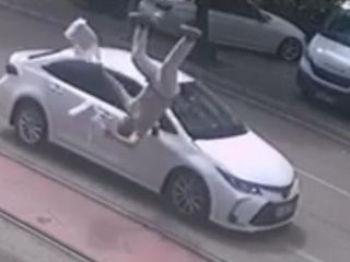 Bursa'da market alışverişinden çıkan yaşlı adama otomobil çarptı