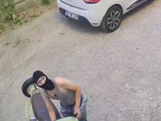 Ankara'da kar maskeli hırsız motosikleti çaldı