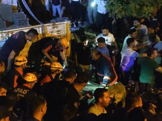 Van'da otomobil park halindeki briket yüklü tıra çarptı: 2 ölü