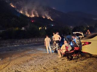 Karabük'te orman yangınını çay içerek izlediler