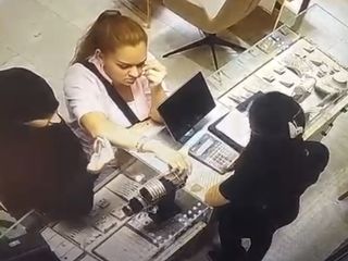 Balıkesir'de kuyumcuda tırnakçılık yöntemiyle hırsızlık kameraya yansıdı