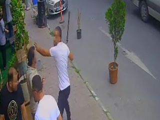 İstanbul'da telefonunu tamire verdi: Demir sopayla dövmeye geldi