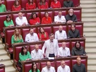 İtalya Parlamentosu'ndan İsrail'e tepki: Filistin bayrağının renklerini taşıyan kıyafetler giydiler