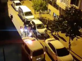 İstanbul'da küçük çocuk, kavgayı ayıran polise yumruk attı