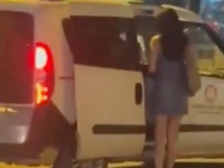 Çorum Valiliği'ne ait resmi plakalı araca, eskortlar binerken görüntülendi