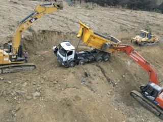 Gaziosmanpaşa'da heyelan: Hafriyat kamyonu devrildi