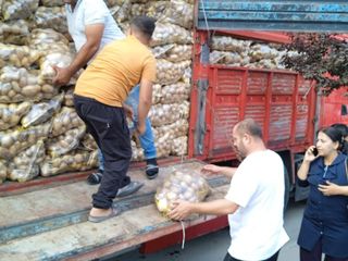 Afyonkarahisar'da yetiştirdiği 20 ton patatesi ücretsiz dağıttı