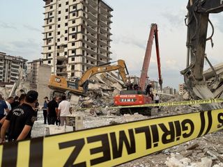 Kahramanmaraş'ta hasarlı bina, iş makinesinin üzerine devrildi! Operatör enkaz altında kaldı