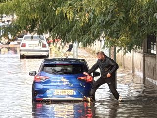 Erzincan'da sağanak ve fırtına hayatı olumsuz etkiledi