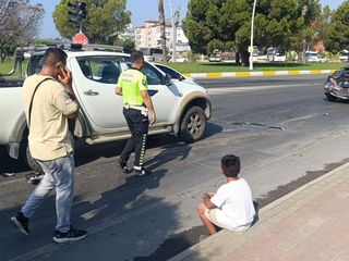 Antalya'da kamyonun çarptığı otomobililn son halini gören çocuk gözyaşlarını tutamadı