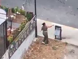 İstanbul'da bir kadın, yoldan geçen araçlara taşla saldırdı