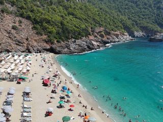 Antalya'da termometreler 38 dereceyi gösterdi: Yerli ve yabancı turistler plajları doldurdu