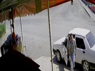 Antalya’da el frenini çekmeyi unutan sürücü, kaçan otomobilinin peşinden koştu