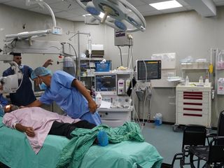 Gazze'de doktorlar hem açlıkla mücadele ediyor hem de hayat kurtarmaya çalışıyor
