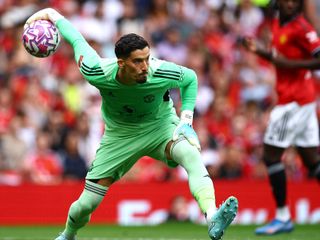 Manchester United, Altay Bayındır'la kazandı