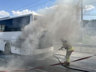Manisa'da seyir halindeki yolcu otobüsü yandı: Yolcular tahliye edildi
