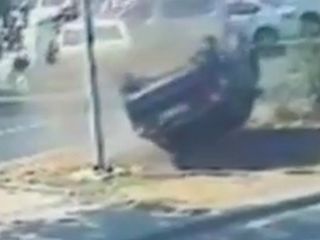 Ankara'da savrulan otomobilin refüje devrildiği anlar kamerada