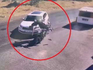 Diyarbakır'da ciple çarpışan motosiklettekiler yola savruldu