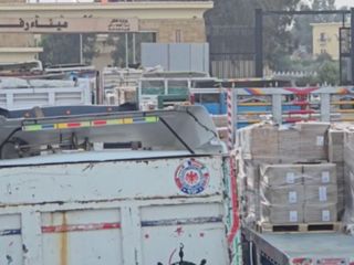 Mısır tarafından kısıtlı sayıda insani yardım tırı sınırdan geçmeye başladı