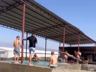Hatay'da sıcaktan bunalan işçiler, maydanoz havuzunda yüzdü