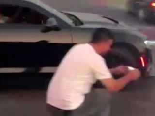 İzmir'de drift yaparken kayda aldığı otomobillerden biri kendisine çarptı