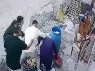 Başakşehir'de "mavi bidon" tartışması: Baba ve oğlu yaşlı kadını darbetti