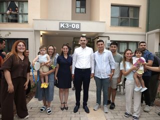 Murat Kurum, yeni evine kavuşan depremzede aileye misafir oldu