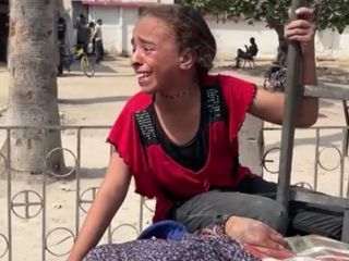 Annesini kaybeden Filistinli küçük kızın feryadı yürek burktu