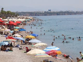Antalya'da termometreler 43 dereceyi gösterdi: Tatilciler sahillere akın etti