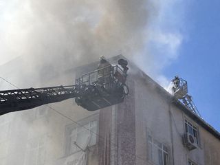 İstanbul'da bir apartmanın çatısında çıkan yangın bitişiğindeki 2 binaya sıçradı