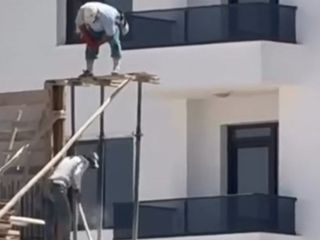 Elazığ'da inşaat işçilerinin tehlikeli çalışması kameraya yansıdı