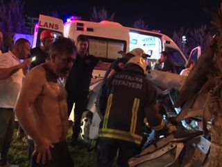 Antalya'da kaza yapıp araç içinde sıkışan kardeşlerin babası konuştu