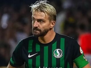 Sakaryaspor forması giyen Caner Erkin ilk resmi maçında kırmızı kart gördü