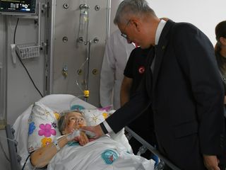 Sağlık Bakanı Memişoğlu depremde yaralanan vatandaşları ziyaret etti