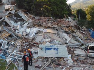 Balıkesir'de yıkılan bina sabahın ilk ışıkları ile havadan görüntülendi