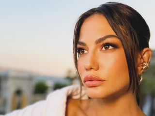 Demet Özdemir sezona hazır! Bornozuyla fotoğraf paylaştı