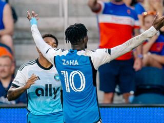 Wilfried Zaha'dan şık vole golü