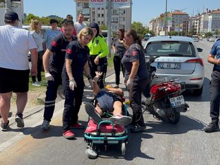 Edirne'de yayaya yol vermek için duran otomobile, motosiklet çarptı