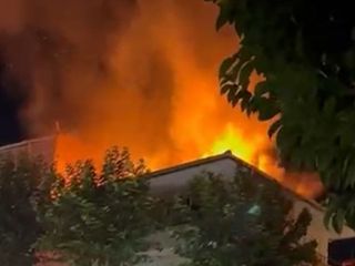 İstanbul'da 3 katlı binanın çatısında yangın paniği