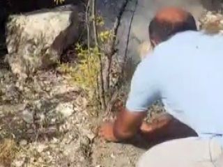 Hatay'da avuçlarına doldurdukları toprakla yangına müdahale ettiler