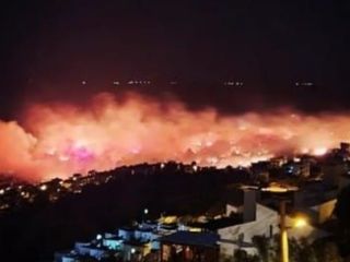 İzmir'de otluk alandaki yangın evlere sıçradı: 11 ev zarar gördü