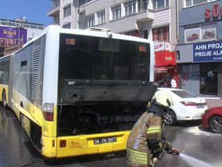İstanbul'da İETT otobüsünün motor kısmında çıkan yangın, paniğe neden oldu