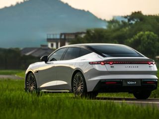 Geely'nin yeni hibrit sedan modeli Çin'de satışa çıktı