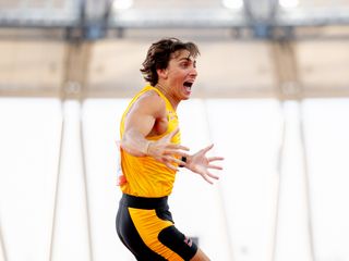 Armand Duplantis, sırıkla atlamada yeniden dünya rekoru kırdı