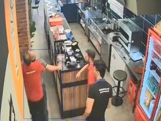 Elazığ'da döner ustası Heimlich manevrası ile müşterisinin hayatını kurtardı