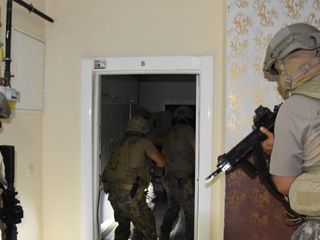 Mersin'de özel harekat destekli operasyon: Aranan şahıs bazadan çıktı