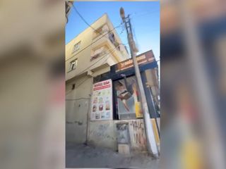 Şanlıurfa'da tamir için çıktığı elektrik direğinde akıma kapılarak yere çakıldı