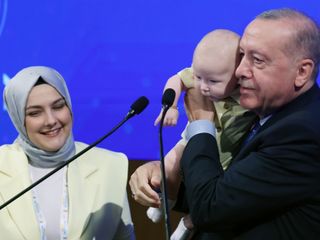 Cumhurbaşkanı Erdoğan, sahnede bebeği öpüp hediye verdi: Salonda alkış tufanı koptu