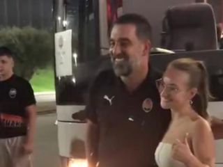 Arda Turan, fotoğraf çektirirken temastan kaçındı